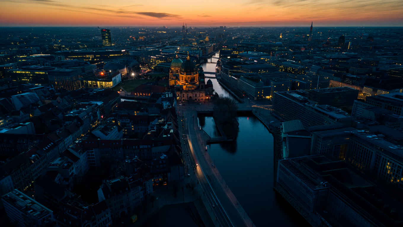 Berlin bei Nacht mit dem Brandenburger Tor im goldenen Licht